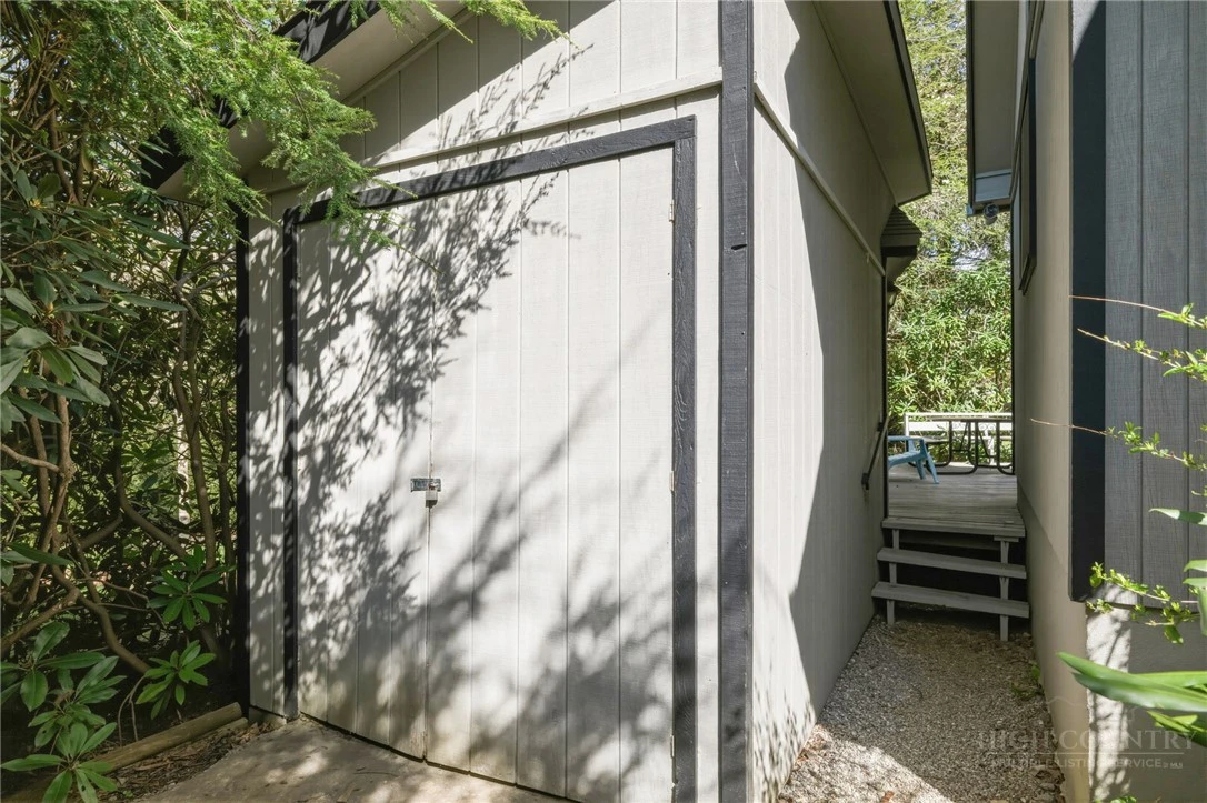 Image number 15 for the current listing