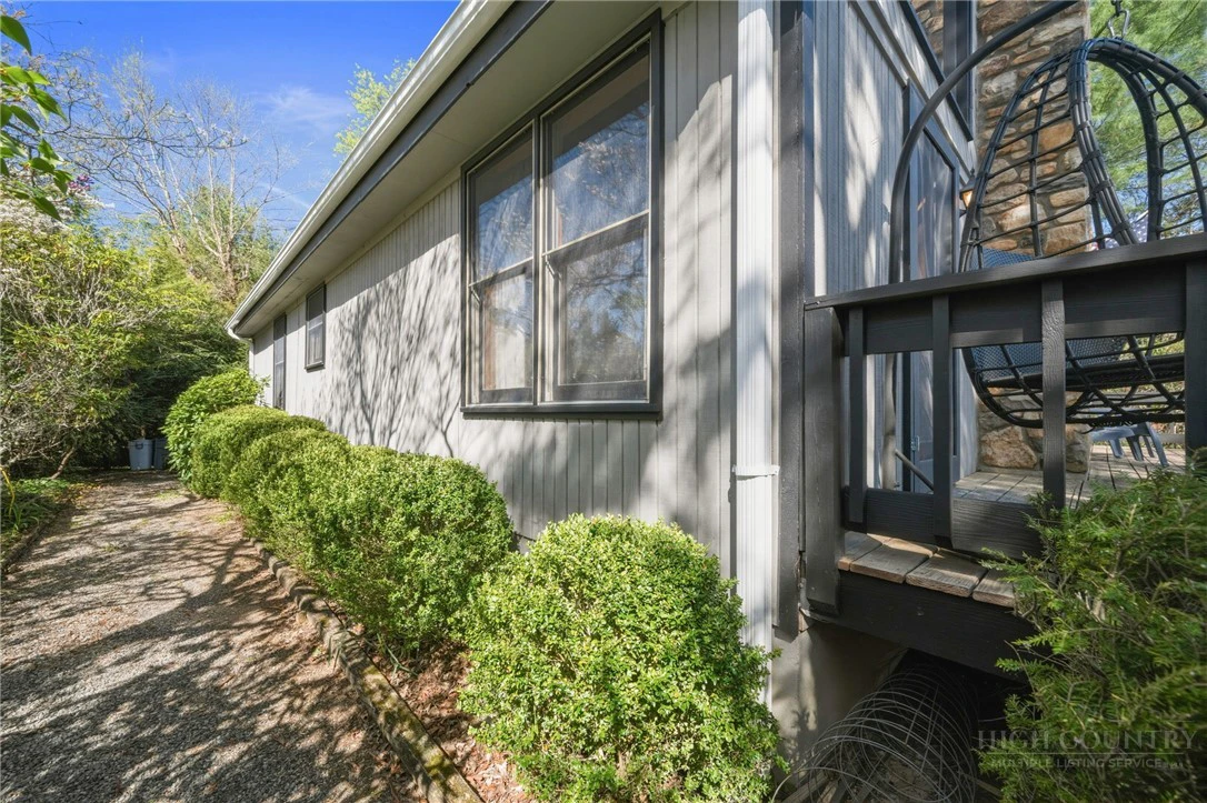 Image number 16 for the current listing