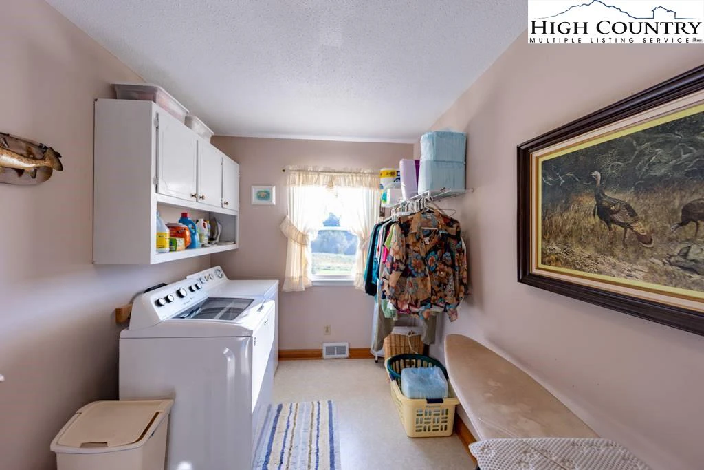 Image number 8 for the current listing