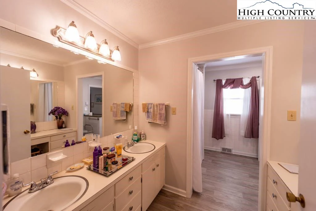 Image number 2 for the current listing