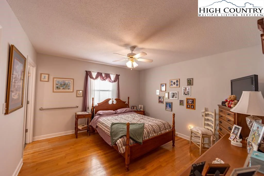 Image number 12 for the current listing