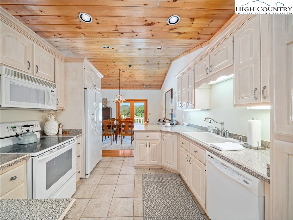 Image number 21 for the current listing