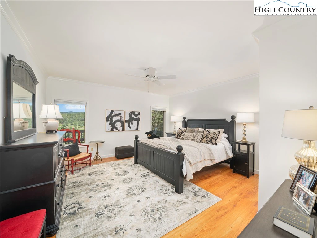 Image number 2 for the current listing