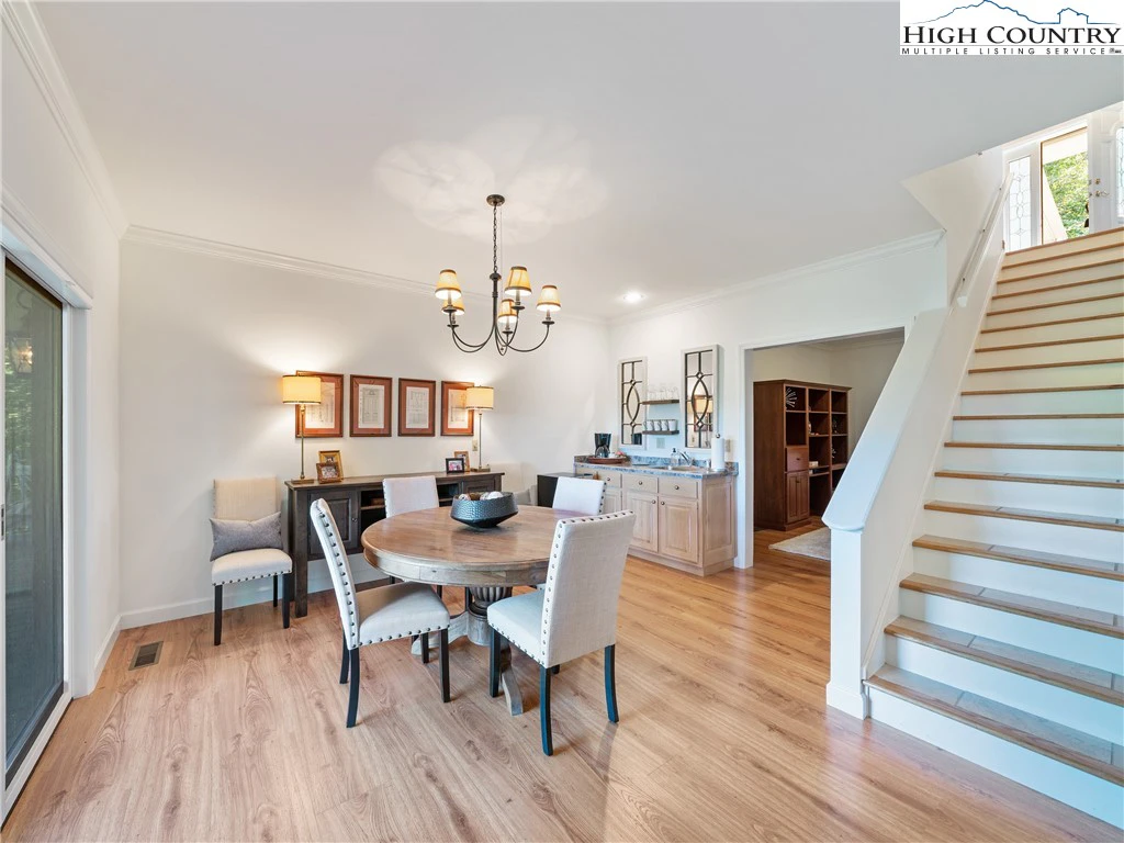 Image number 15 for the current listing