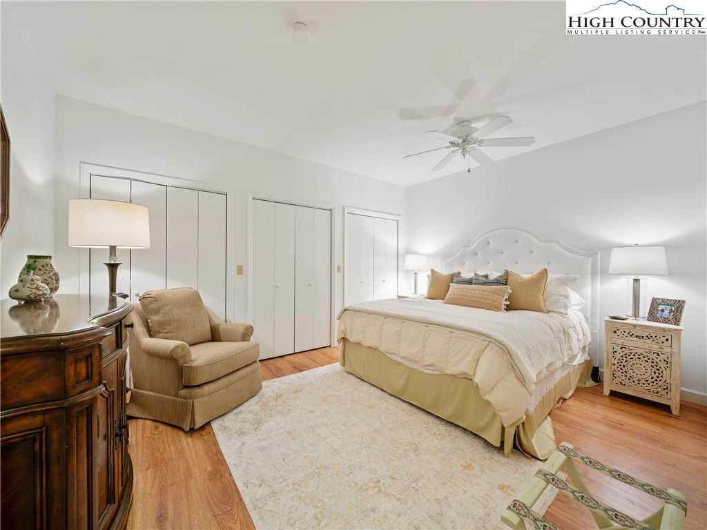 Image number 13 for the current listing