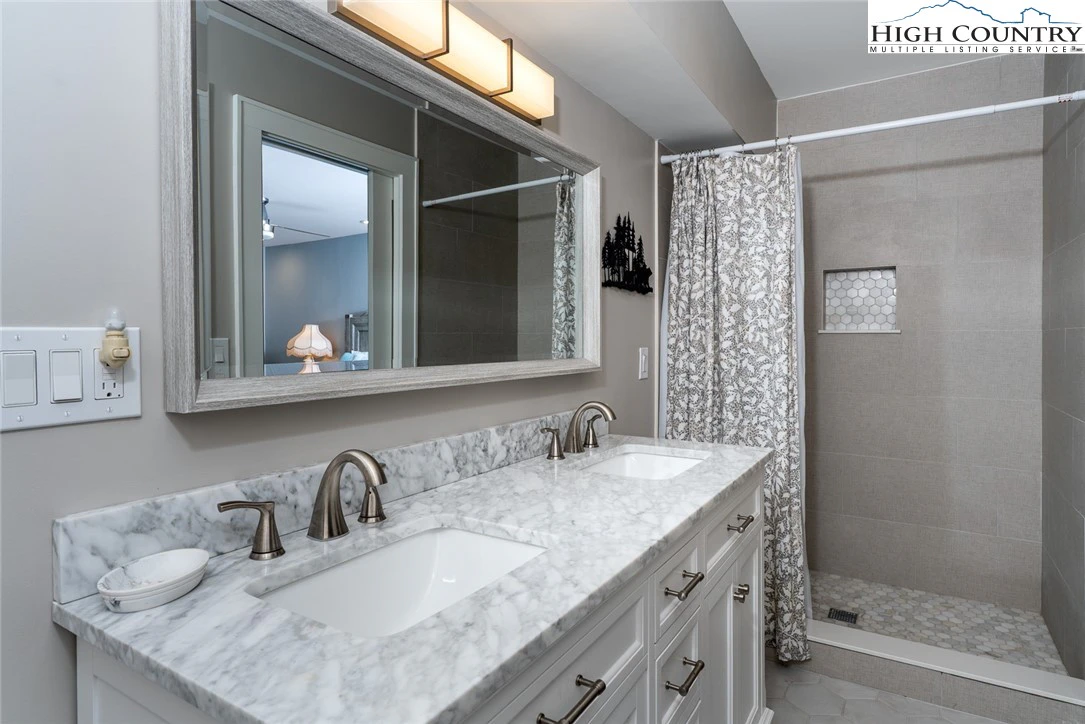 Image number 3 for the current listing