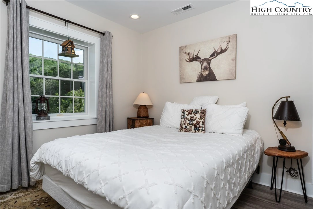 Image number 5 for the current listing