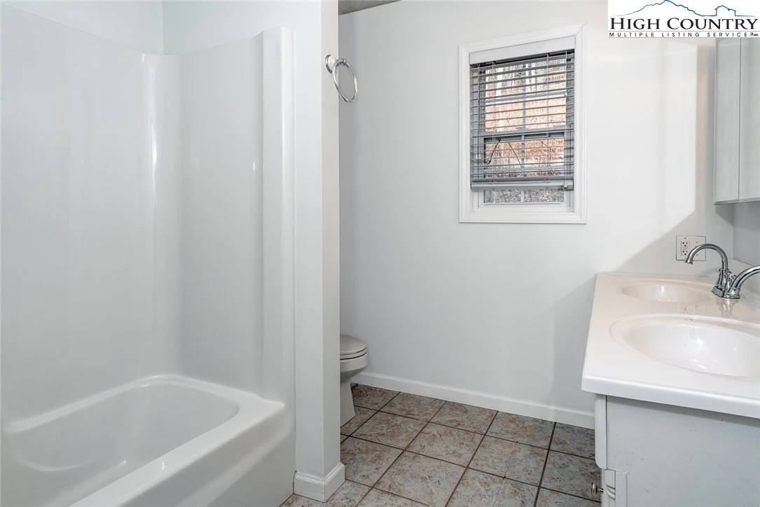 Image number 4 for the current listing