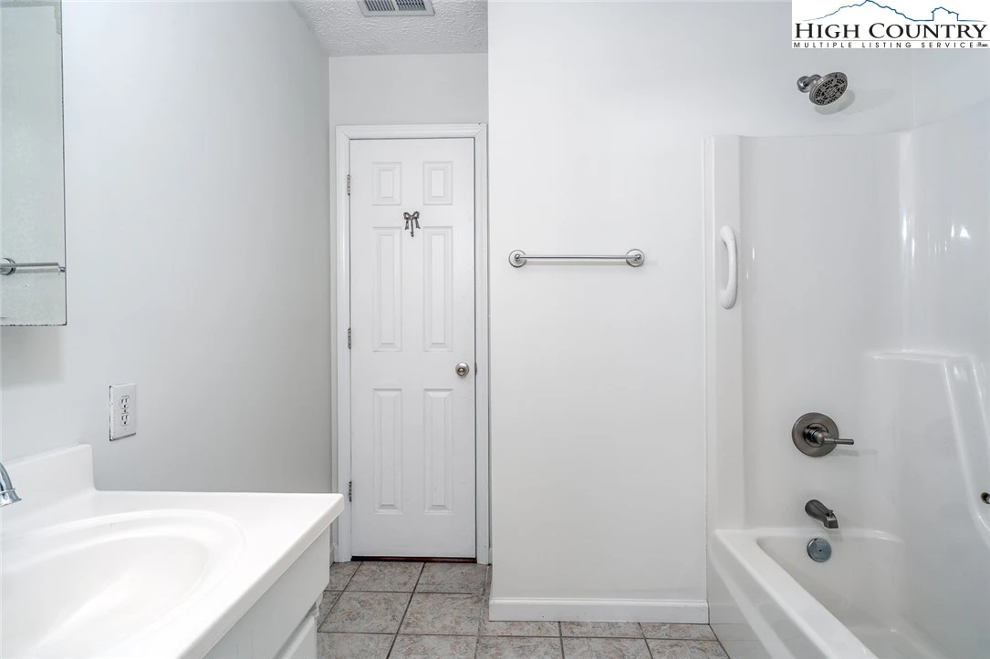 Image number 3 for the current listing