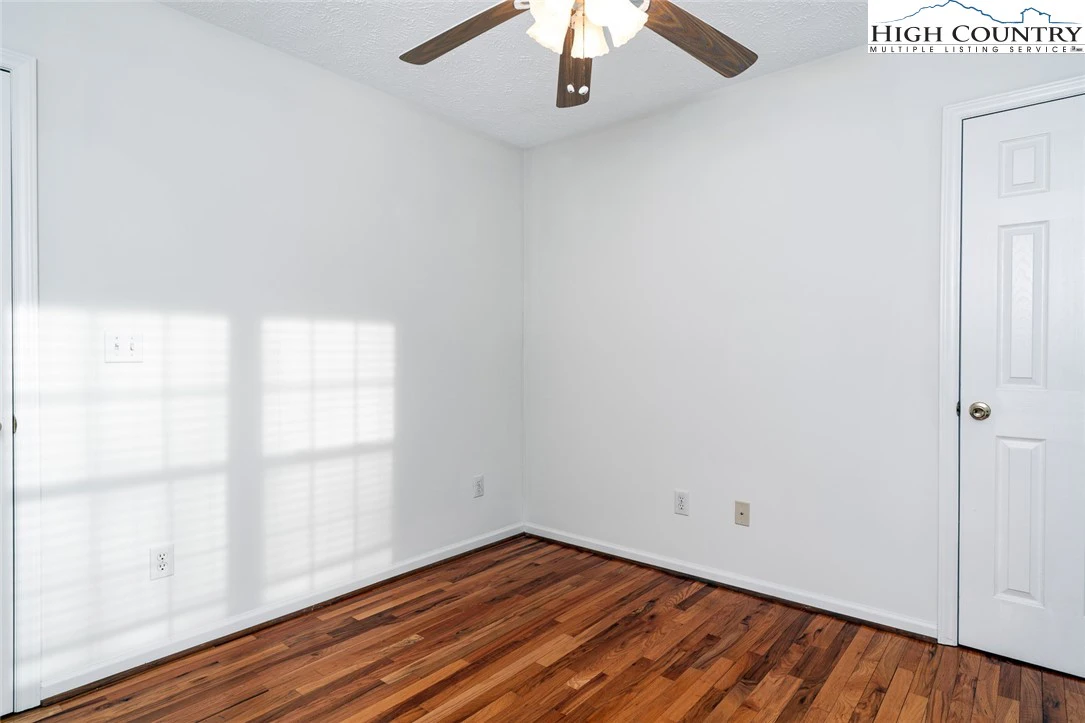 Image number 11 for the current listing