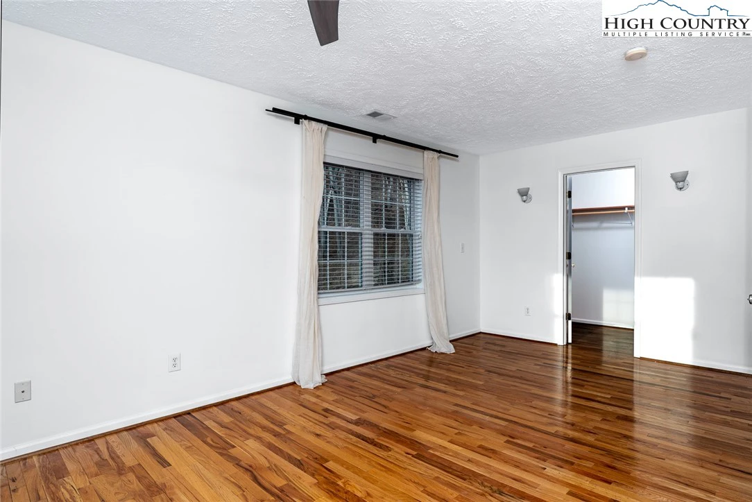 Image number 7 for the current listing