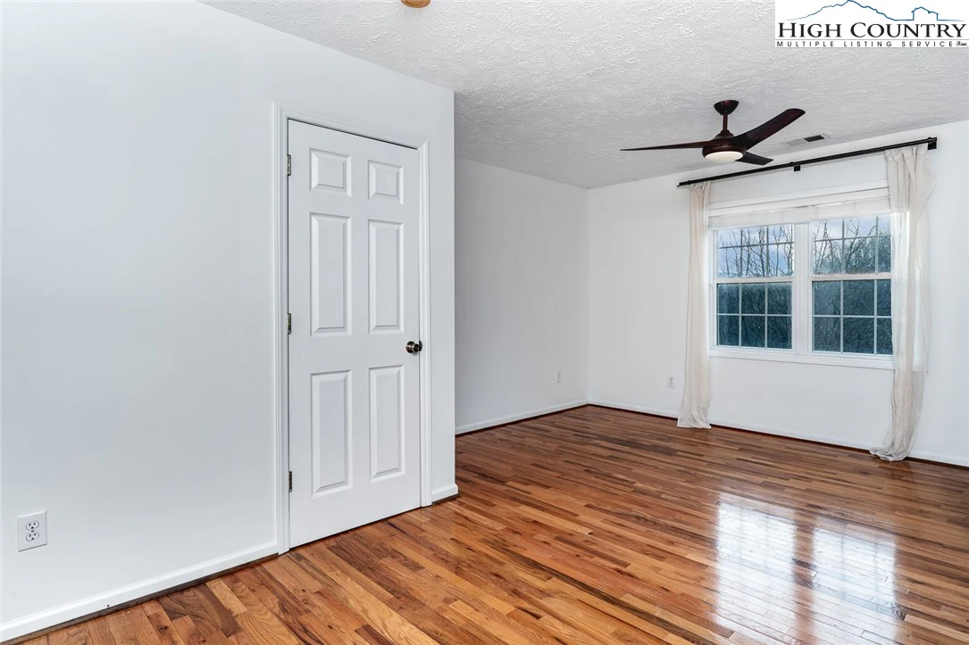 Image number 5 for the current listing