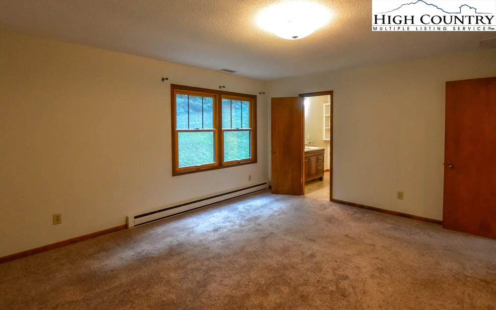 Image number 13 for the current listing