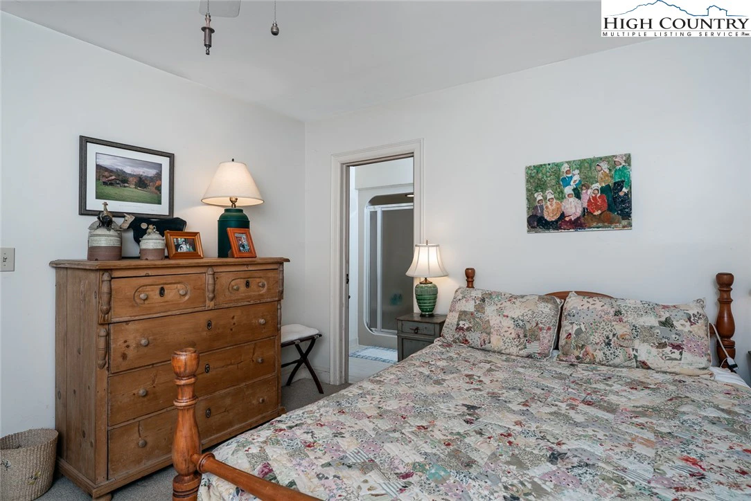 Image number 21 for the current listing