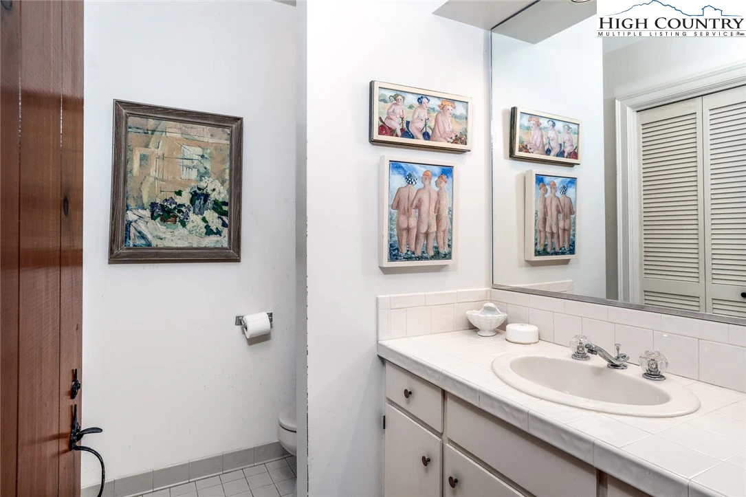 Image number 16 for the current listing