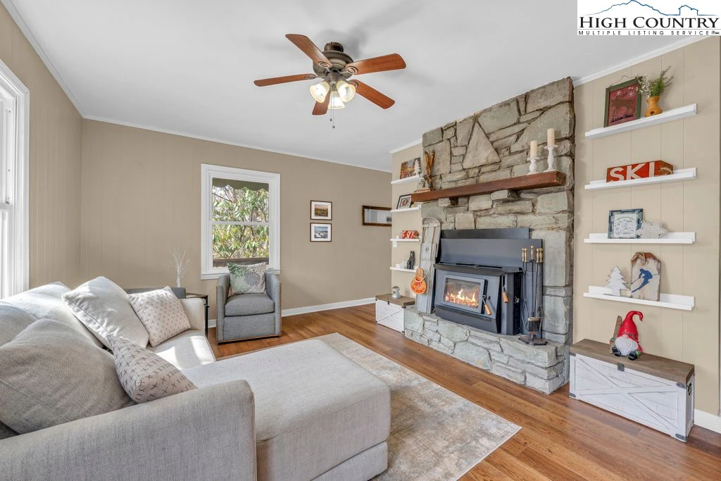Image number 19 for the current listing