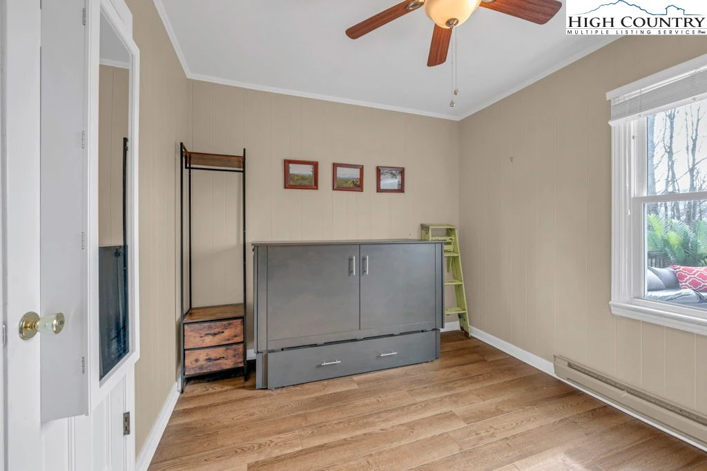 Image number 15 for the current listing