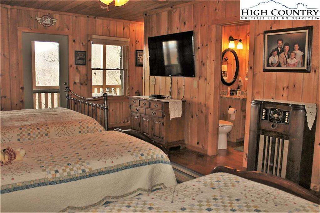 Image number 13 for the current listing