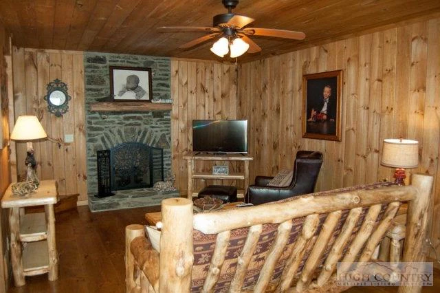 Image number 15 for the current listing