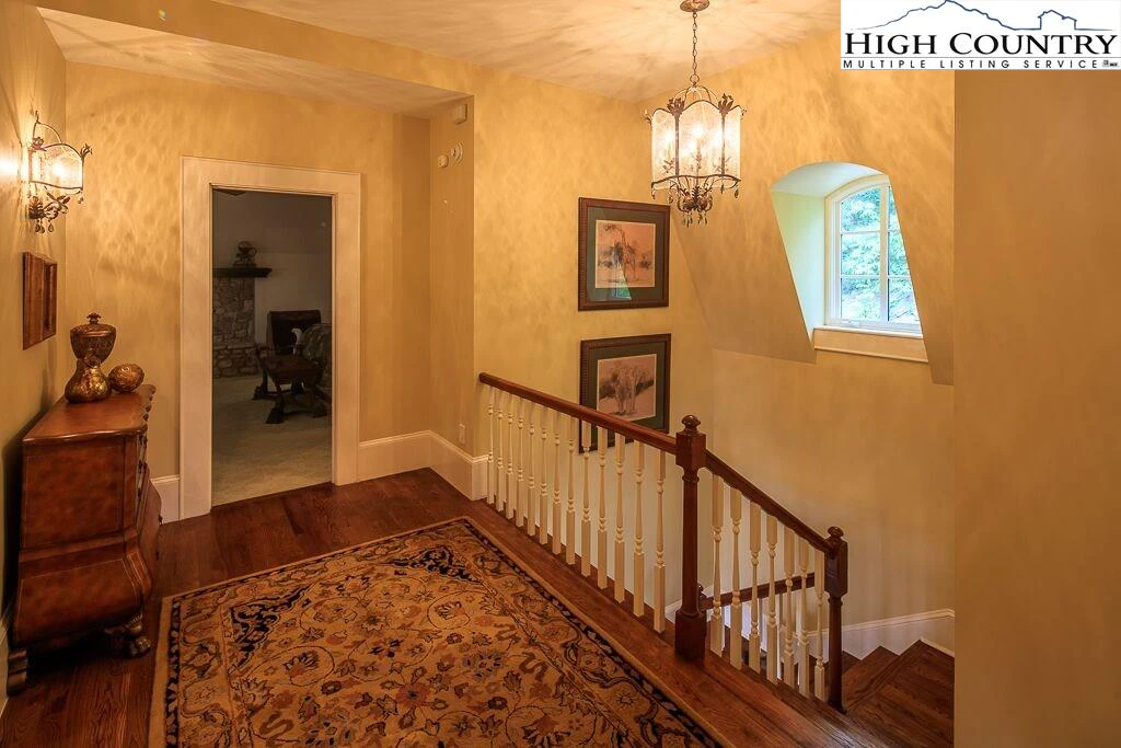 Image number 8 for the current listing