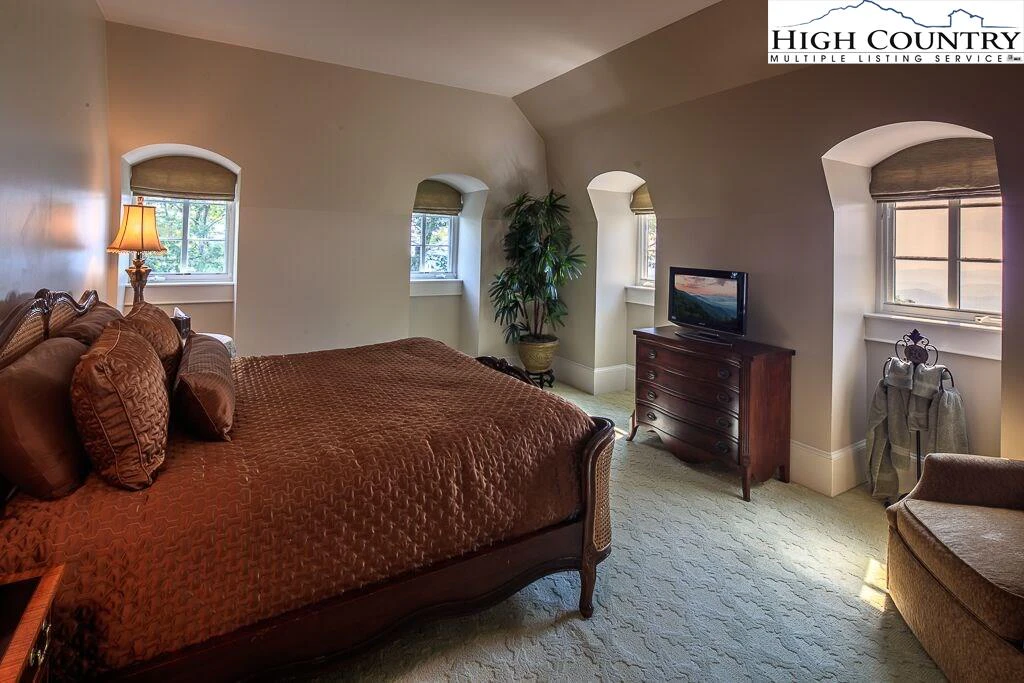 Image number 2 for the current listing