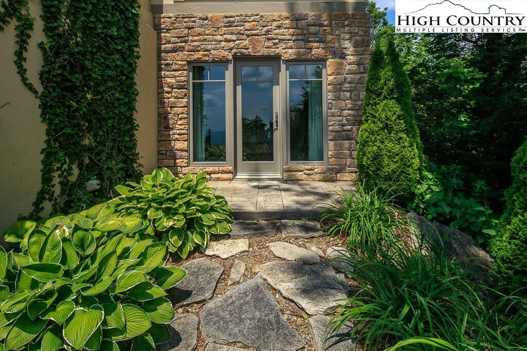 Image number 19 for the current listing