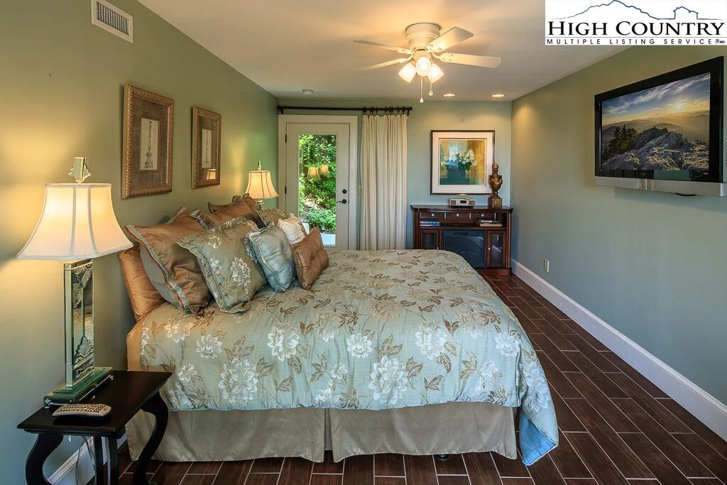 Image number 21 for the current listing