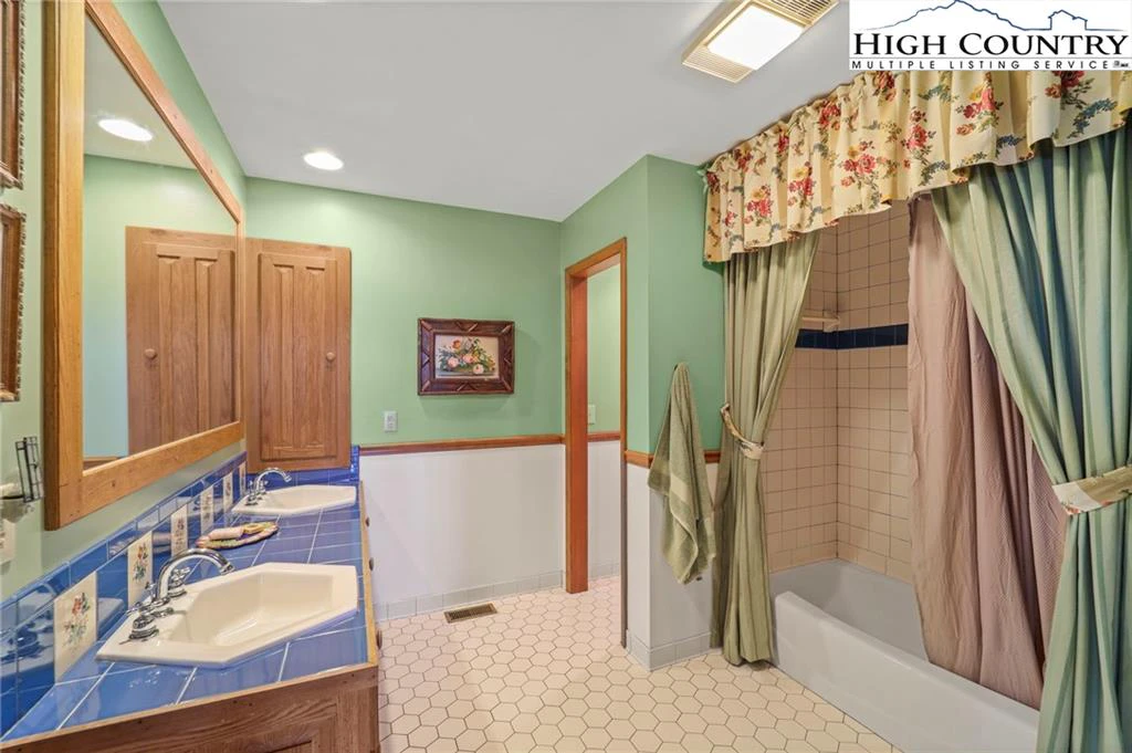Image number 50 for the current listing