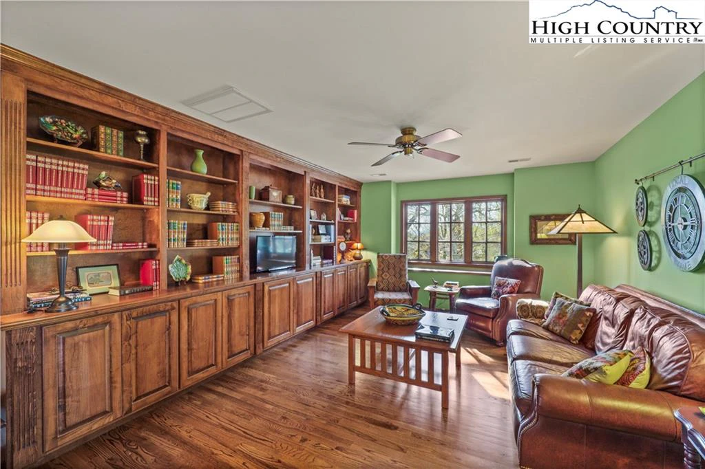 Image number 14 for the current listing