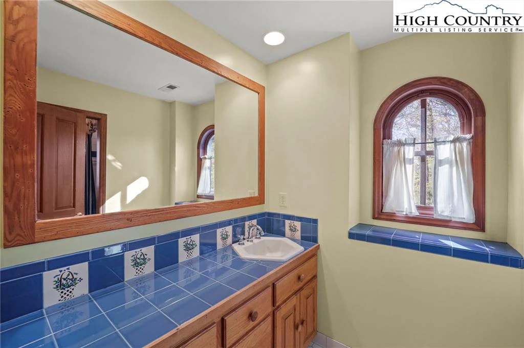 Image number 3 for the current listing