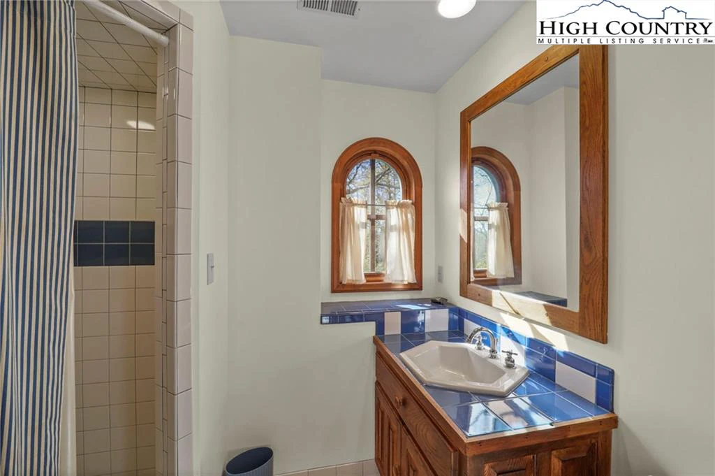 Image number 11 for the current listing
