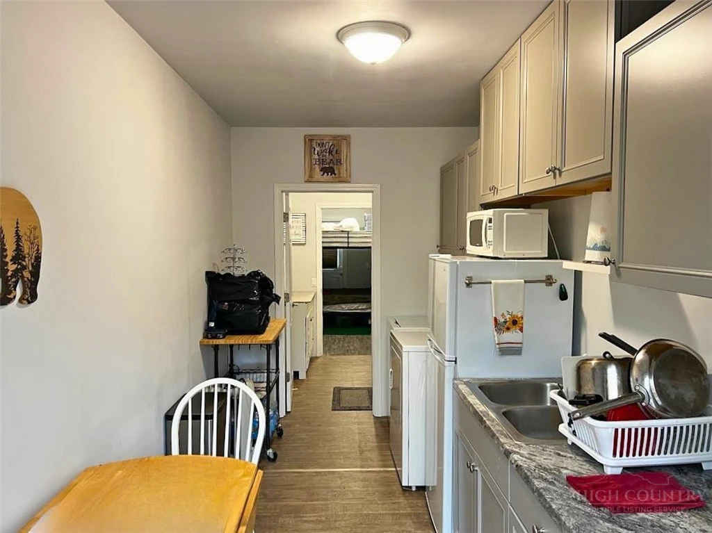 Image number 13 for the current listing