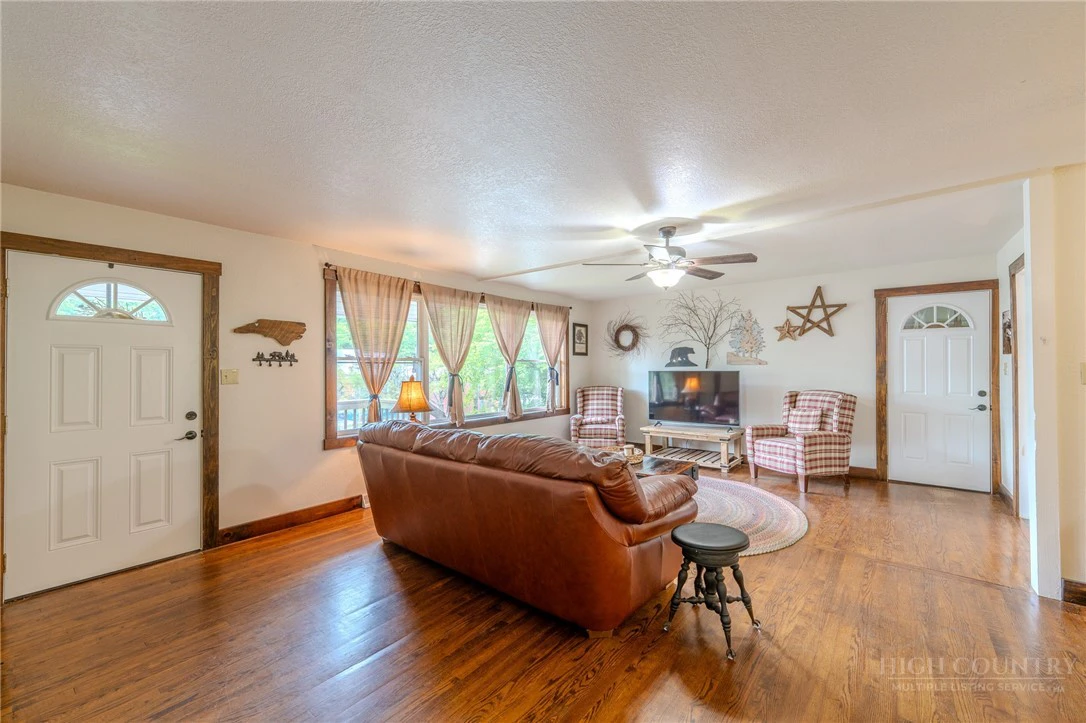 Image number 19 for the current listing