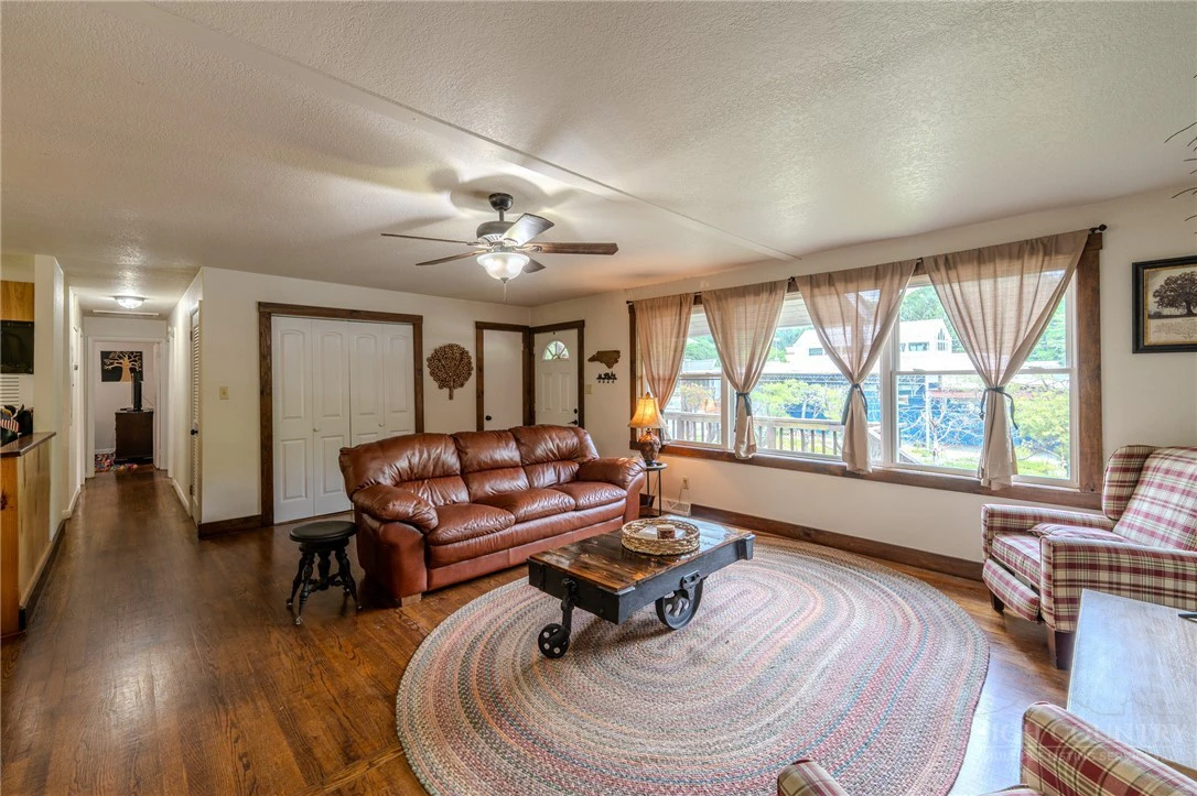 Image number 18 for the current listing