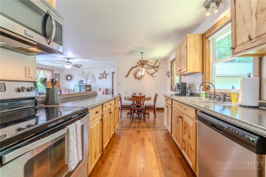 Image number 2 for the current listing