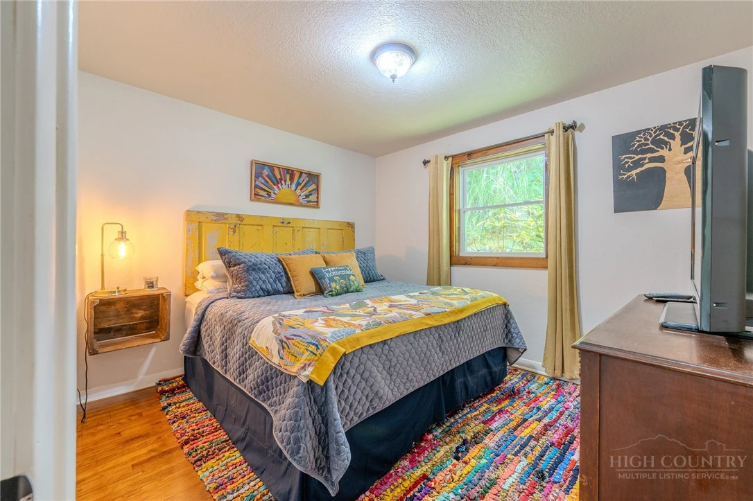 Image number 9 for the current listing