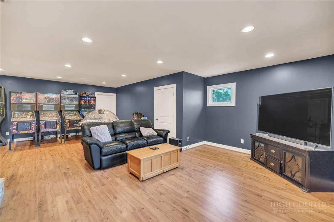 Image number 7 for the current listing