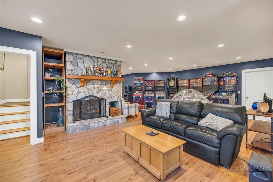Image number 6 for the current listing