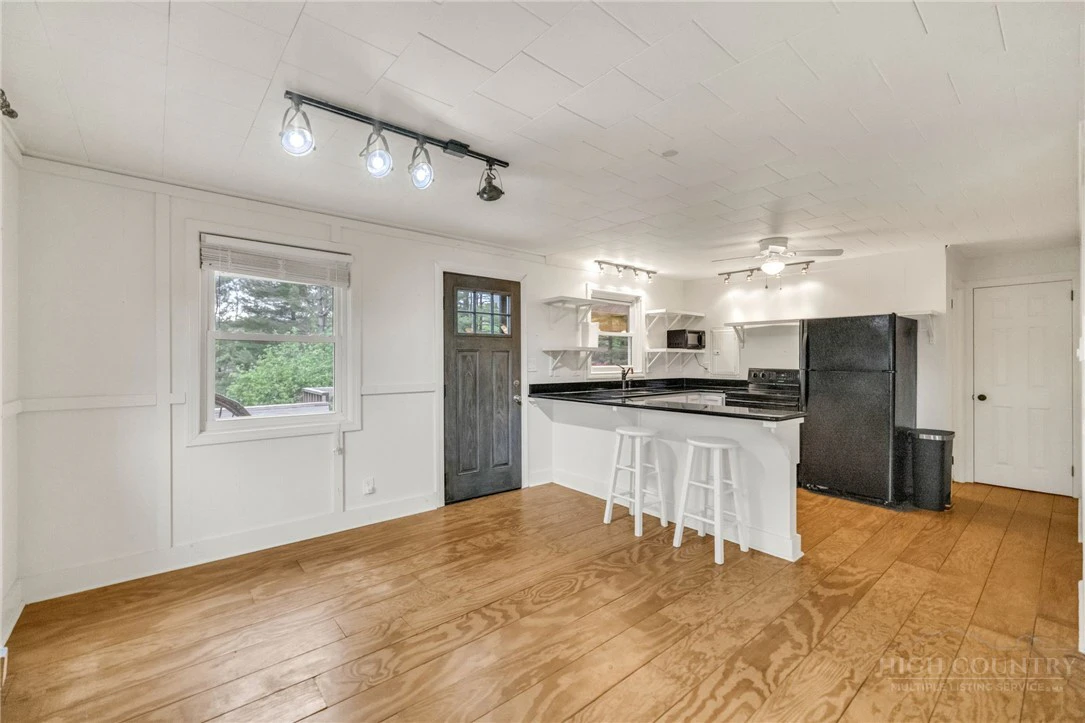 Image number 2 for the current listing