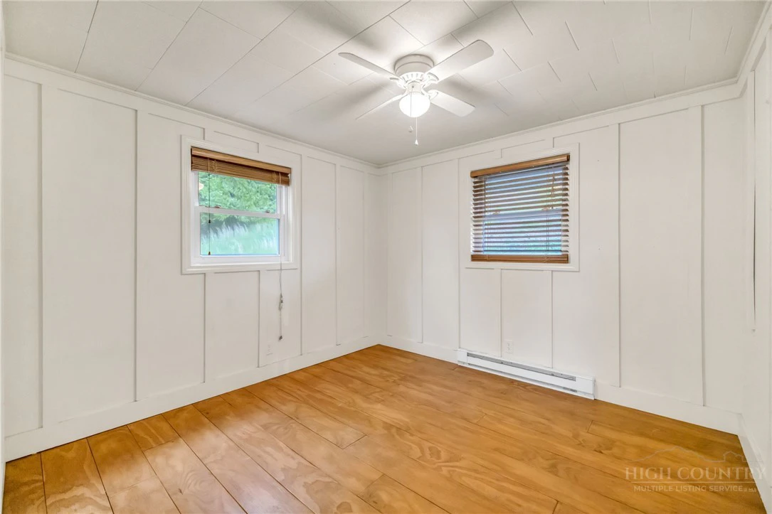 Image number 15 for the current listing