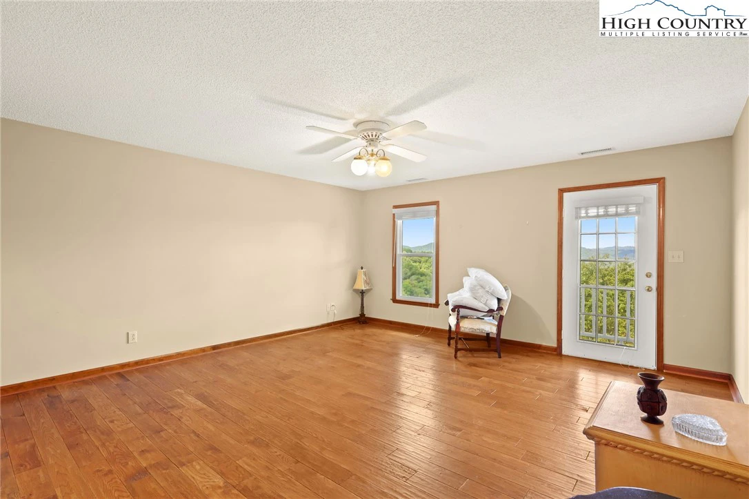 Image number 16 for the current listing