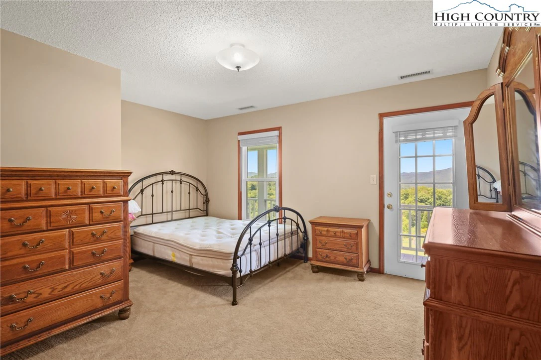 Image number 19 for the current listing