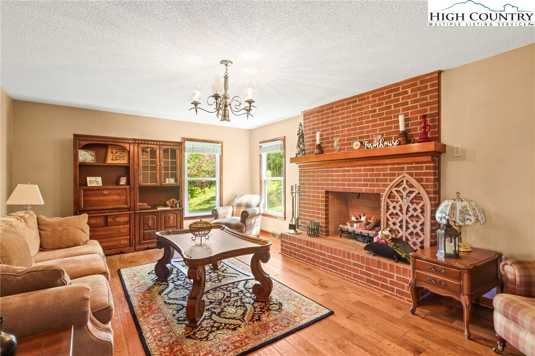 Image number 11 for the current listing