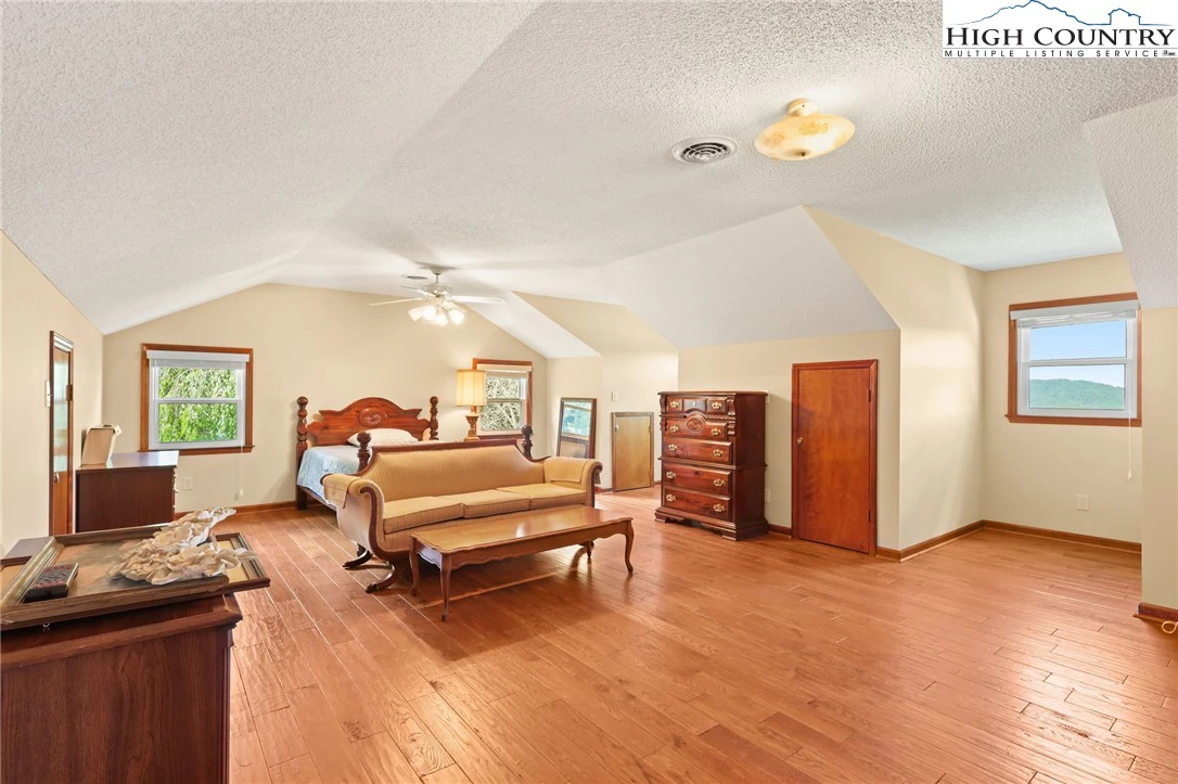 Image number 18 for the current listing