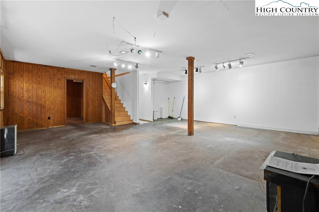 Image number 9 for the current listing