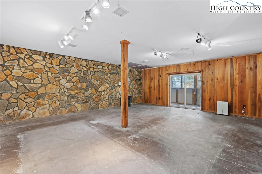 Image number 2 for the current listing