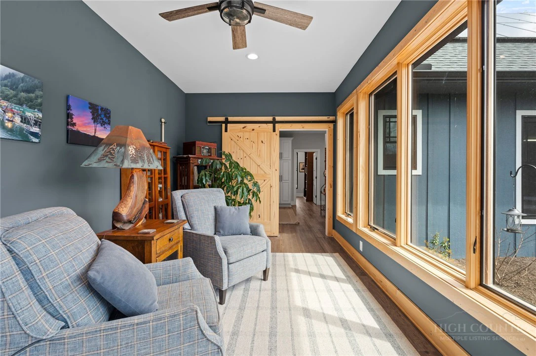 Image number 12 for the current listing