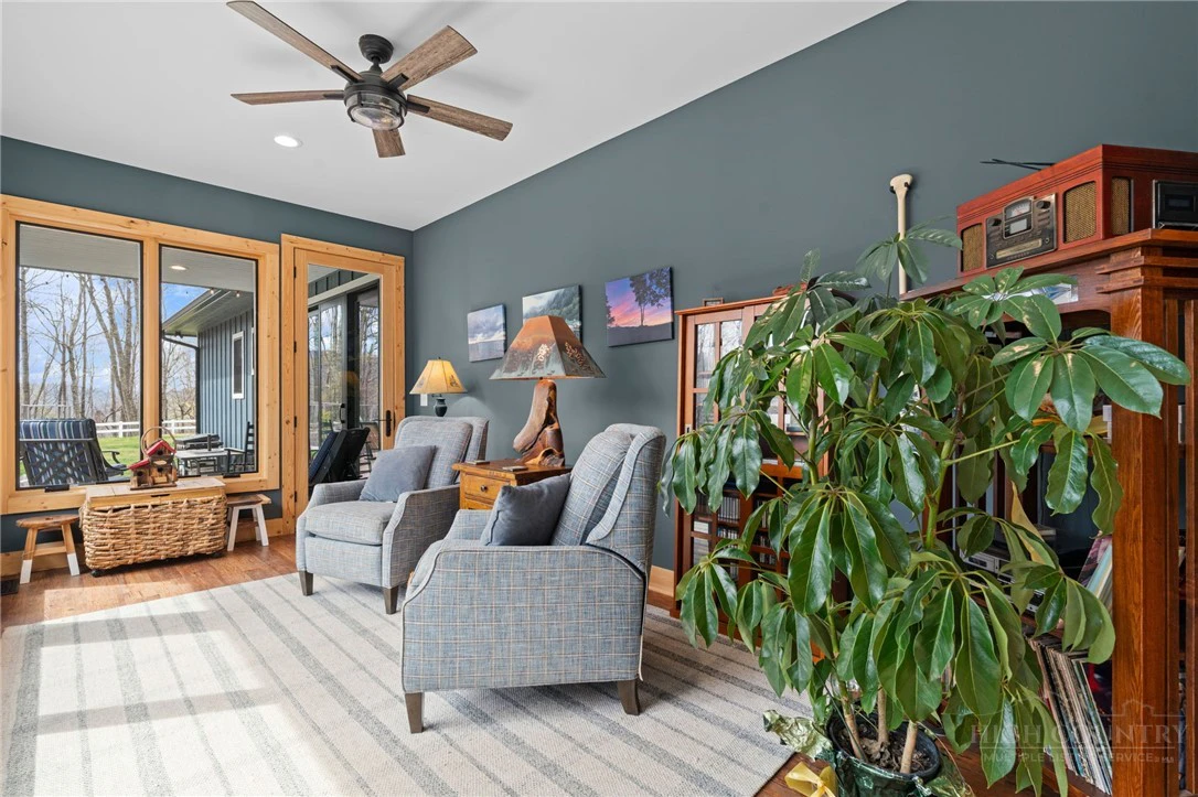 Image number 2 for the current listing