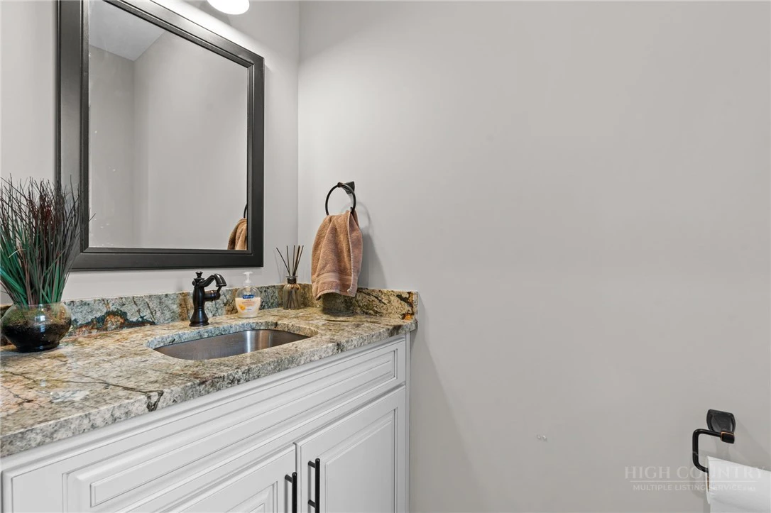 Image number 14 for the current listing