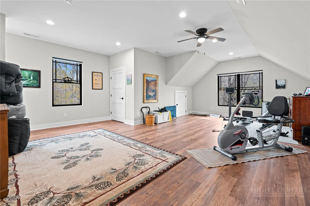 Image number 18 for the current listing